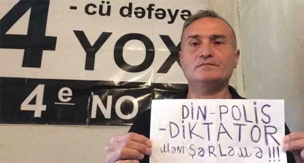 Ниджад Ибрагим. На плакате написано: "МВД-Полиция-Диктатор не клевещите на меня!!!" Фото: Meydan.tv https://www.meydan.tv/ru/article/aktivist-nidzhat-ibragim-provodit-golodovku-v-sizo/ Ниджад Ибрагим. На плакате написано: "МВД-Полиция-Диктатор не клевещите на меня!!!" Фото: Meydan.tv https://www.meydan.tv/ru/article/aktivist-nidzhat-ibragim-provodit-golodovku-v-sizo/