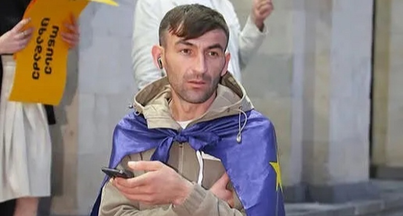 Вахо Пицхелаури. Фото: "Интерпрессньюс" https://www.interpressnews.ge/ru/article/171048-po-informatsii-advokata-vakho-pitskhelauri-zaderzhannogo-v-sviazi-s-sobytiiami-v-tbilisi-4-oktiabria-pri-zaderzhanii-imelo-mesto-prevyshenie-sily-fizicheskie-i-slovesnye-oskorbleniia-a-takzhe-ugrozy Вахо Пицхелаури. Фото: "Интерпрессньюс" https://www.interpressnews.ge/ru/article/171048-po-informatsii-advokata-vakho-pitskhelauri-zaderzhannogo-v-sviazi-s-sobytiiami-v-tbilisi-4-oktiabria-pri-zaderzhanii-imelo-mesto-prevyshenie-sily-fizicheskie-i-slovesnye-oskorbleniia-a-takzhe-ugrozy