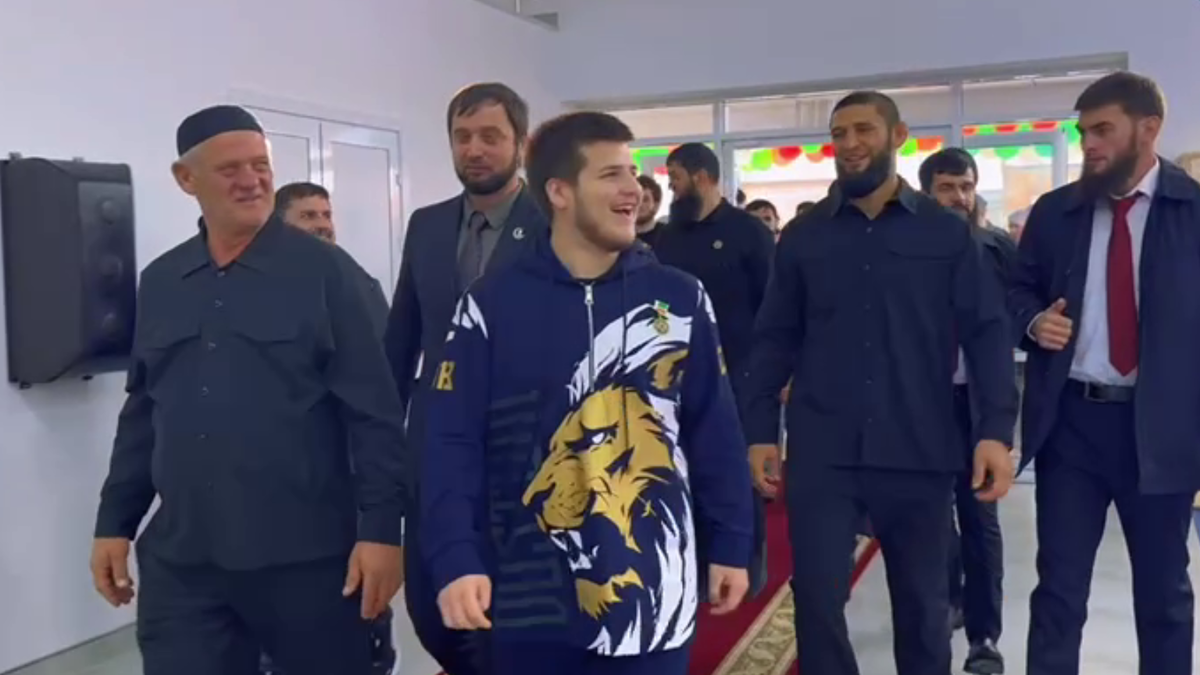 Адам Кадыров на открытии спорткомплекса Dustum имени Адама Кадырова. Кадр видео Хамзат Хасанов / Telegram