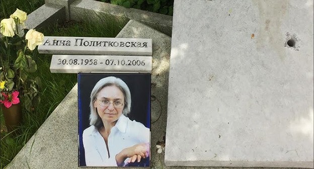 Портрет Анны Политковской на ее могиле. Скриншот видео Андрей Флор https://www.youtube.com/watch?v=Z83XAV7kE5k
