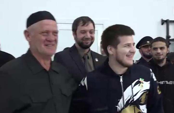 Адам Кадыров (в центре) на открытии спортзала в селе Гвардейское. Стоп-кадр видео телекомпании "Вайнах" от 06.10.25, https://t.me/gtrkvainah/21513 Адам Кадыров (в центре) на открытии спортзала в селе Гвардейское. Стоп-кадр видео телекомпании "Вайнах" от 06.10.25, https://t.me/gtrkvainah/21513