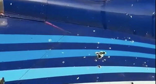 Характерные отверстия в хвостовой части обломков самолёта AZAL, которые могли быть вызваны поражающими элементами ракет средств ПВО. Фото: East2West. Express https://ru.wikipedia.org/