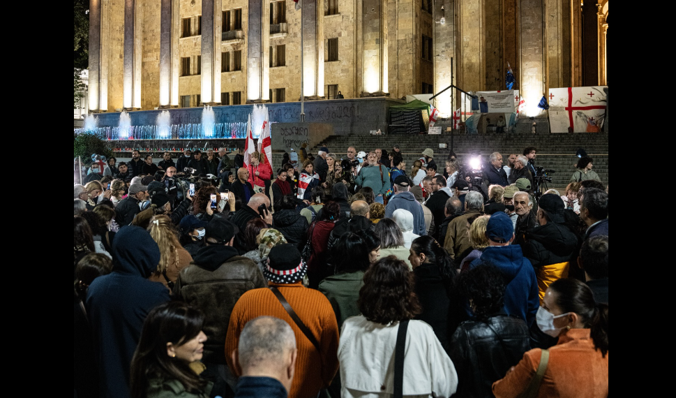 Акция протеста у здания парламента. Скриншот фото Publika от 10.10.25, https://www.facebook.com/photo?fbid=1574281713971373&set=pcb.1574281853971359 (деятельность компании Meta, владеющей соцсетью, запрещена в России) Акция протеста у здания парламента. Скриншот фото Publika от 10.10.25, https://www.facebook.com/photo?fbid=1574281713971373&set=pcb.1574281853971359 (деятельность компании Meta, владеющей соцсетью, запрещена в России)