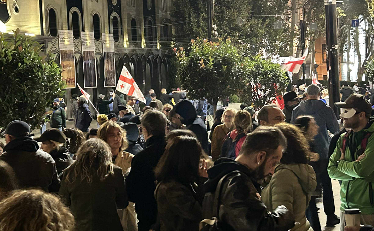 Протестующие на проспекте Руставели. Скриншот фото Publika от 11.10.25, https://www.facebook.com/photo?fbid=1575241087208769&set=a.715406393192247 (деятельность компании Meta, владеющей соцсетью, запрещена в России) Протестующие на проспекте Руставели. Скриншот фото Publika от 11.10.25, https://www.facebook.com/photo?fbid=1575241087208769&set=a.715406393192247 (деятельность компании Meta, владеющей соцсетью, запрещена в России)