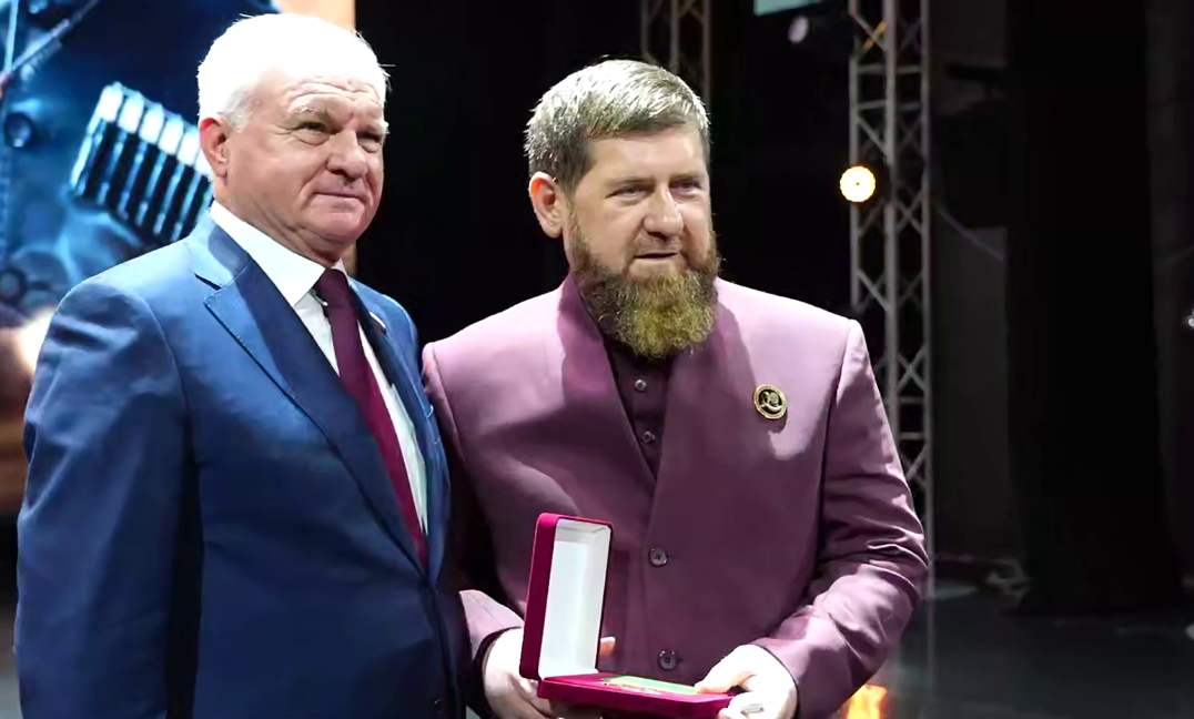 Владимир Плотников (слева) и Рамзан Кадыров. Стоп-кадр видео из Telegram-канала Кадырова от 12.10.25, https://t.me/RKadyrov_95/6087. Владимир Плотников (слева) и Рамзан Кадыров. Стоп-кадр видео из Telegram-канала Кадырова от 12.10.25, https://t.me/RKadyrov_95/6087.