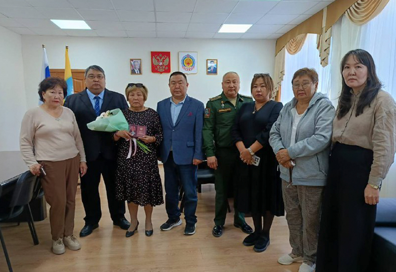 Семьи погибших бойцов Павла Лущаева и Нарана Санджиева во время награждения. Октябрь 2025 г. Фото: https://riakalm.ru/ Семьи погибших бойцов Павла Лущаева и Нарана Санджиева во время награждения. Октябрь 2025 г. Фото: https://riakalm.ru/