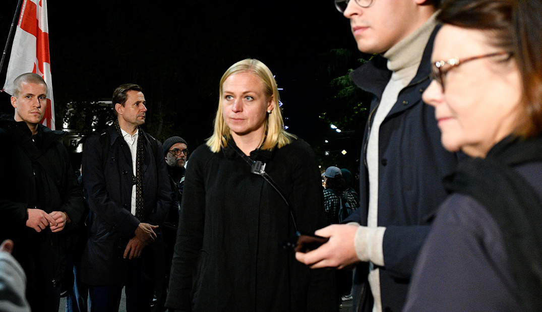 Elina Valtonen with protesters on Rustaveli Avenue. Photo: Giorgi Zhamerashvili / Publika Elina Valtonen with protesters on Rustaveli Avenue. Photo: Giorgi Zhamerashvili / Publika