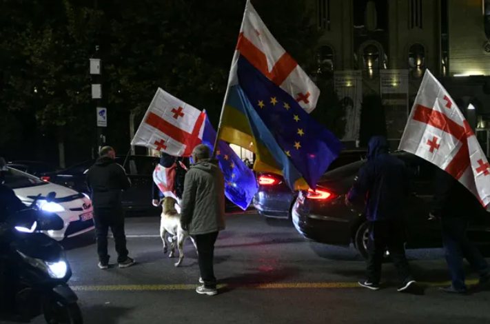 Акция протеста на проспекте Руставели. Скриншот фото "Интерпрессньюс" от 15.10.25, https://www.interpressnews.ge/ka/article/851941-rustavelis-gamzirze-saprotesto-akcia-mimdinareobs Акция протеста на проспекте Руставели. Скриншот фото "Интерпрессньюс" от 15.10.25, https://www.interpressnews.ge/ka/article/851941-rustavelis-gamzirze-saprotesto-akcia-mimdinareobs