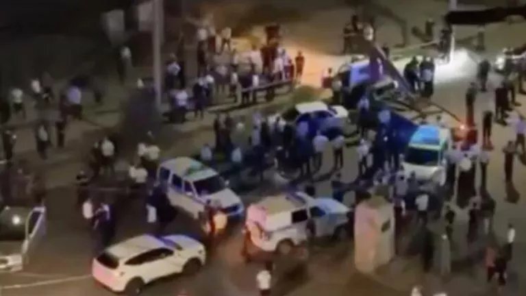 At the scene. August 29, 2025. Screenshot from video https://islamnews.ru/2025/8/29/v-makhachkale-politseyskiy-stal-zhertvoy-druzhestvennogo-ognya At the scene. August 29, 2025. Screenshot from video https://islamnews.ru/2025/8/29/v-makhachkale-politseyskiy-stal-zhertvoy-druzhestvennogo-ognya