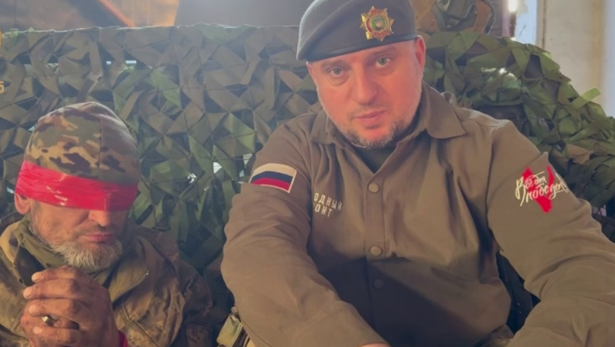 Украинский пленный с завязанными глазами и глава спецназа "Ахмат" Апти Алаудинов. Стоп-кадр видео из Telegram-канала Рамзана Кадырова от 20.04.25, https://t.me/RKadyrov_95/5668 Украинский пленный с завязанными глазами и глава спецназа "Ахмат" Апти Алаудинов. Стоп-кадр видео из Telegram-канала Рамзана Кадырова от 20.04.25, https://t.me/RKadyrov_95/5668