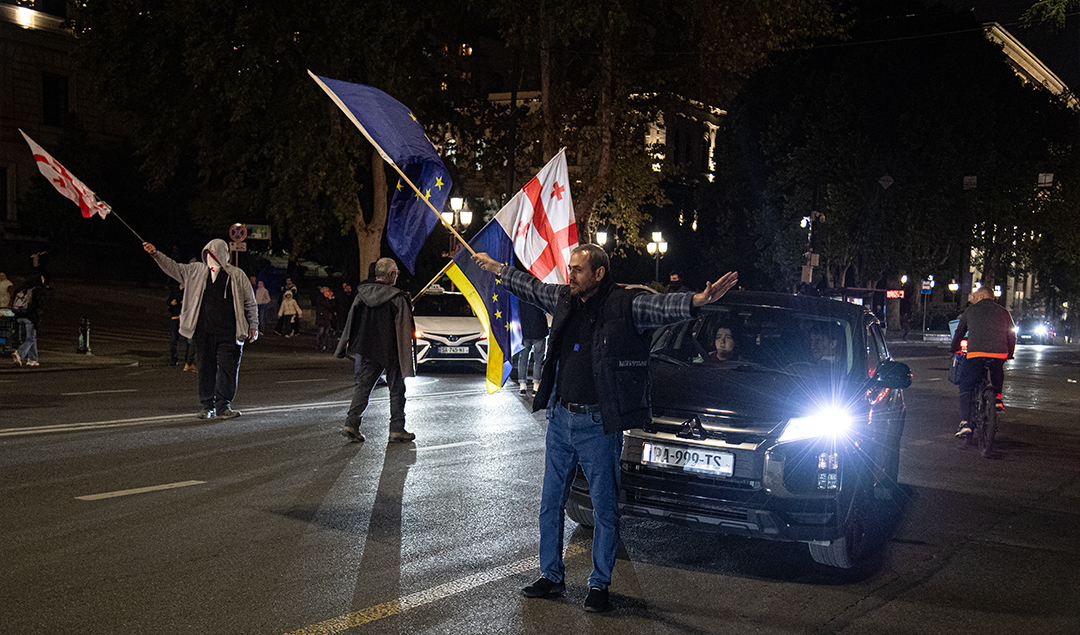 Протестующие на проспекте Руставели. Фото: Mindia Gabagze / Publika Протестующие на проспекте Руставели. Фото: Mindia Gabagze / Publika