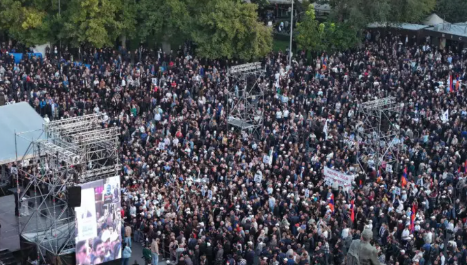 Участники митинга в Ереване 18 октября. Скриншот фото https://yerevan.today/azatuthyan-hraparakum՝-shurj-30․000-mard/ Участники митинга в Ереване 18 октября. Скриншот фото https://yerevan.today/azatuthyan-hraparakum՝-shurj-30․000-mard/