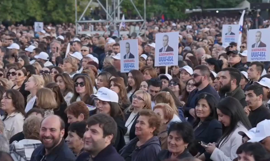 Участники митинга в Ереване с портретами Самвела Карапетяна. Фото Алвард Григорян для "Кавказского узла". Участники митинга в Ереване с портретами Самвела Карапетяна. Фото Алвард Григорян для "Кавказского узла".
