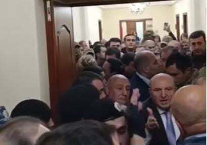 Мэра Гюмри выводят из здания. 20 октября 2025 г. Фото: https://news.am/rus/news/910623.html Мэра Гюмри выводят из здания. 20 октября 2025 г. Фото: https://news.am/rus/news/910623.html