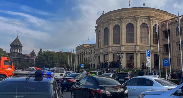Акция протеста у мэрии Гюмри. 20 октября 2025 г. Фото: Report https://report.az/ru/amp/v-regione/sk-armenii-na-akcii-protesta-u-merii-gyumri-zaderzhany-33-cheloveka Акция протеста у мэрии Гюмри. 20 октября 2025 г. Фото: Report https://report.az/ru/amp/v-regione/sk-armenii-na-akcii-protesta-u-merii-gyumri-zaderzhany-33-cheloveka