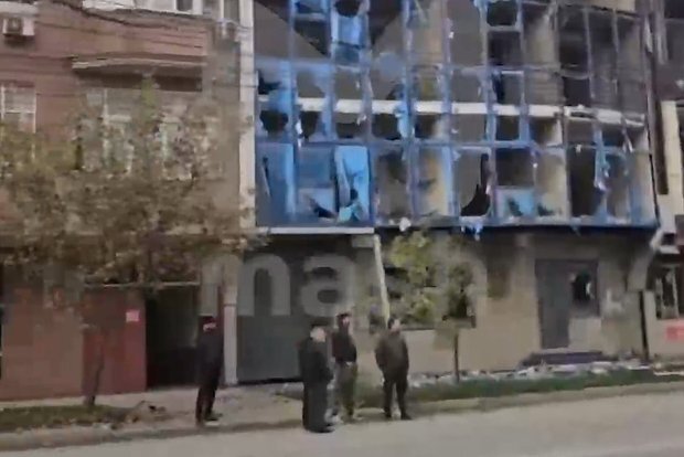 Поврежденное здание в Махачкале после налета БПЛА. 22 октября 2025 г. Фото: Telegram-канал Mash Gor Поврежденное здание в Махачкале после налета БПЛА. 22 октября 2025 г. Фото: Telegram-канал Mash Gor