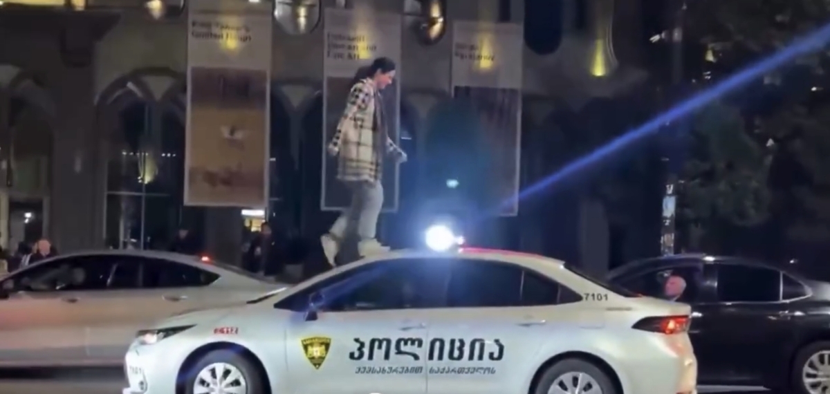 Тамар Лорткипанидзе на крыше полицейской машины. Кадр видео News.On.ge