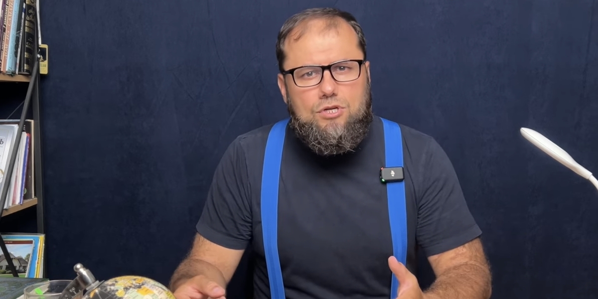 Абакар Аьакаров. Кадр видеотрансляции на YouTube. Абакар Аьакаров. Кадр видеотрансляции на YouTube.