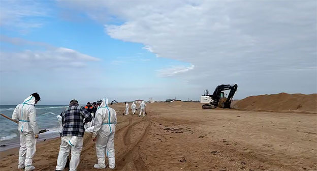 Уборка мазута на Кубани. 23 октября 2025 г. Скриншот видео https://t.me/opershtab23/14316?single Уборка мазута на Кубани. 23 октября 2025 г. Скриншот видео https://t.me/opershtab23/14316?single