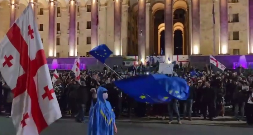 Участники протестной акции. Тбилиси, 25 октября 2025 года. Кадр видео Mariam Nikuradze https://t.me/Tbilisi_life/43033 