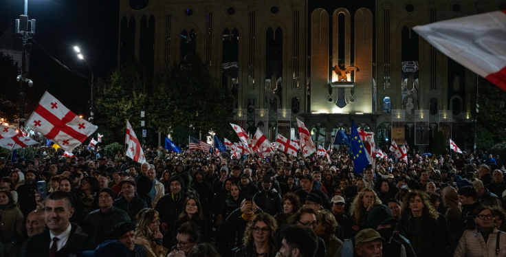 Акция у парламента Грузии 26.10.25. Скриншот фото Publika/Мариам Кашбайя. Акция у парламента Грузии 26.10.25. Скриншот фото Publika/Мариам Кашбайя.