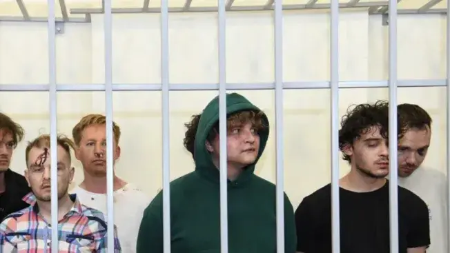 Задержанные россияне в Баку. Скрин из видео APA Group Задержанные россияне в Баку. Скрин из видео APA Group