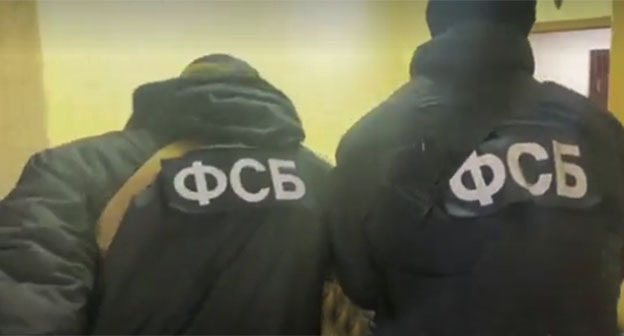 Сотрудники ФСБ во время задержания. Октябрь 2025 г. Скриншот видео https://ria.ru/20251020/fsb-2049306193.html Сотрудники ФСБ во время задержания. Октябрь 2025 г. Скриншот видео https://ria.ru/20251020/fsb-2049306193.html