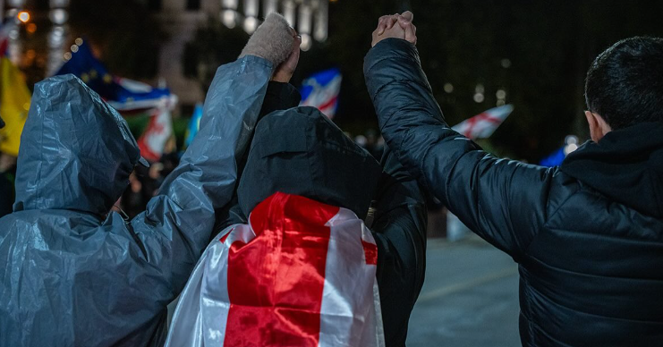 Активисты у парламента Грузии. Скриншот фото Mariam Qashbaia/Publika от 29.10.25, https://www.facebook.com/publika.ge/posts/pfbid0Fy7WNcq2Wcq7xomeJWkr8GB2rKdcxNqaNke4saxHiKa1wxm7F9cdZVkbQV5mwFpdl (деятельность компании Meta, владеющей соцсетью, запрещена в России)
Активисты у парламента Грузии. Скриншот фото Mariam Qashbaia/Publika от 29.10.25, https://www.facebook.com/publika.ge/posts/pfbid0Fy7WNcq2Wcq7xomeJWkr8GB2rKdcxNqaNke4saxHiKa1wxm7F9cdZVkbQV5mwFpdl (деятельность компании Meta, владеющей соцсетью, запрещена в России)