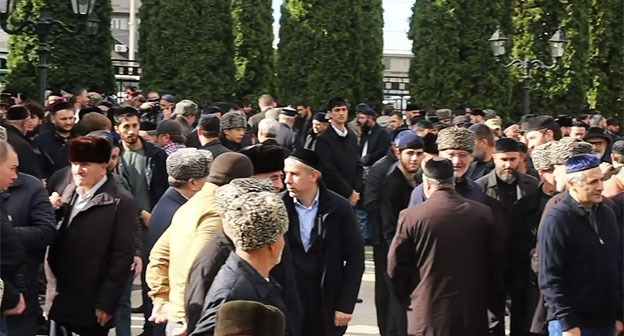 Люди на мемориальном кладбище в Назрани. 30 октября 2025 г. Фото: https://t.me/adm_nazran/8636