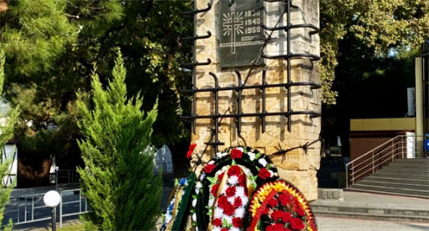 Памятник жертвам репрессий в Кабардинке. Фото: https://yandex.ru/maps/org/zhertvam_repressiy/ Памятник жертвам репрессий в Кабардинке. Фото: https://yandex.ru/maps/org/zhertvam_repressiy/