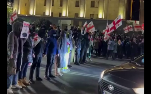 Блокировка проспекта Руставели. Стоп-кадр видео Mo Se / Tbilisi Life от 01.11.25, https://t.me/Tbilisi_life/43154 Блокировка проспекта Руставели. Стоп-кадр видео Mo Se / Tbilisi Life от 01.11.25, https://t.me/Tbilisi_life/43154