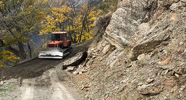 Расчистка дороги от оползня в Чародинском районе Дагестана. Фото: https://mintransdag.ru/