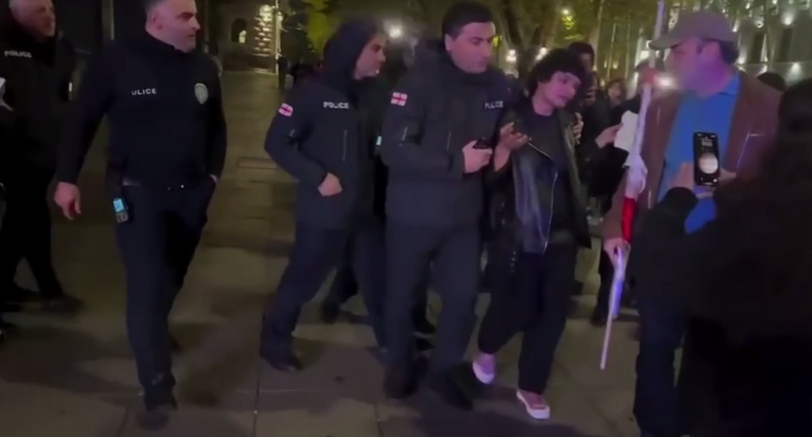 Полицейские задерживают участников протестов. Тбилиси, 3 ноября 2025 года. Кадр видео Lorena Beria https://t.me/Tbilisi_life/43194