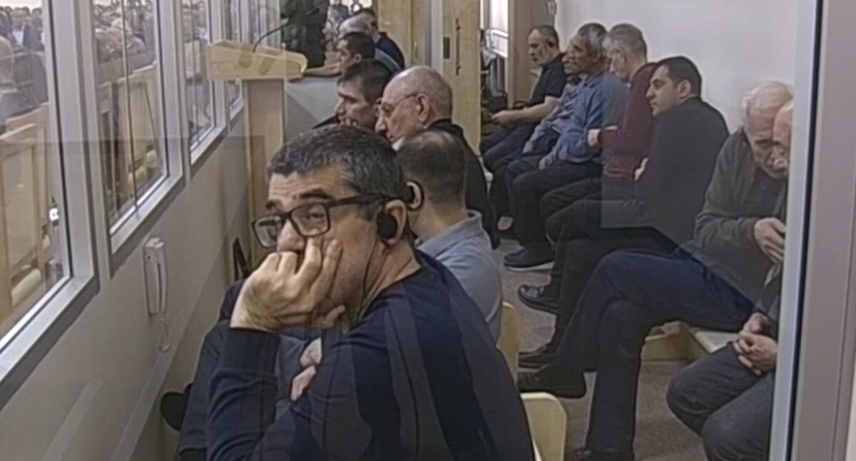 Обвиняемые в зале суда. Кадр видеосюжета "Азертадж". Обвиняемые в зале суда. Кадр видеосюжета "Азертадж".