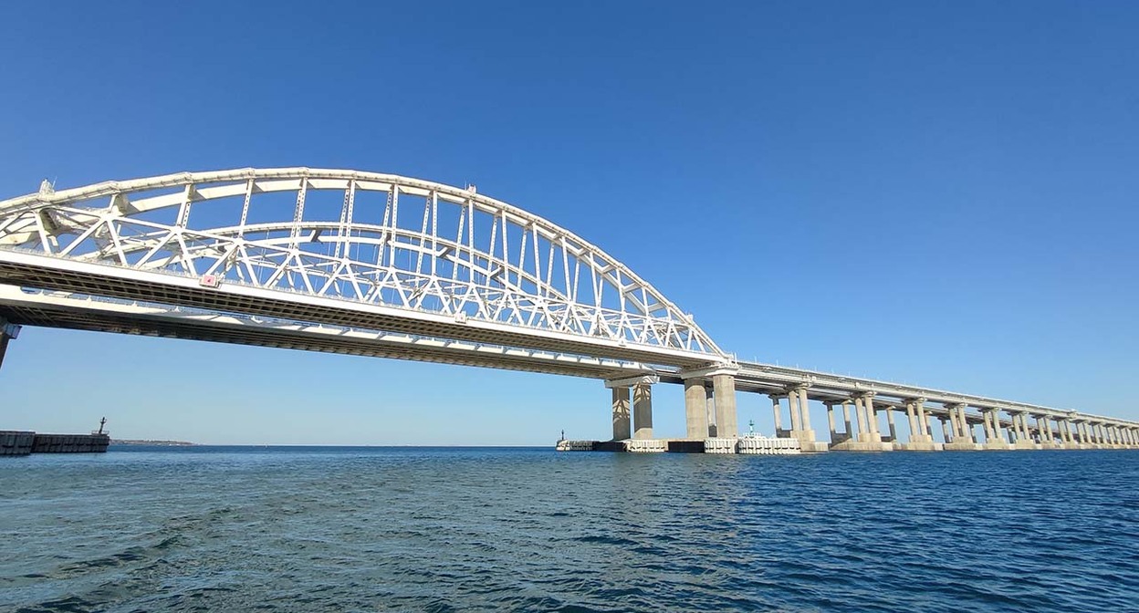 Крымский мост. Фото Алексея Есикова, «Кубань 24» https://kuban24.tv/item/s-3-noyabrya-dlya-voditelej-na-krymskom-mostu-vveli-novuyu-protseduru-proezda