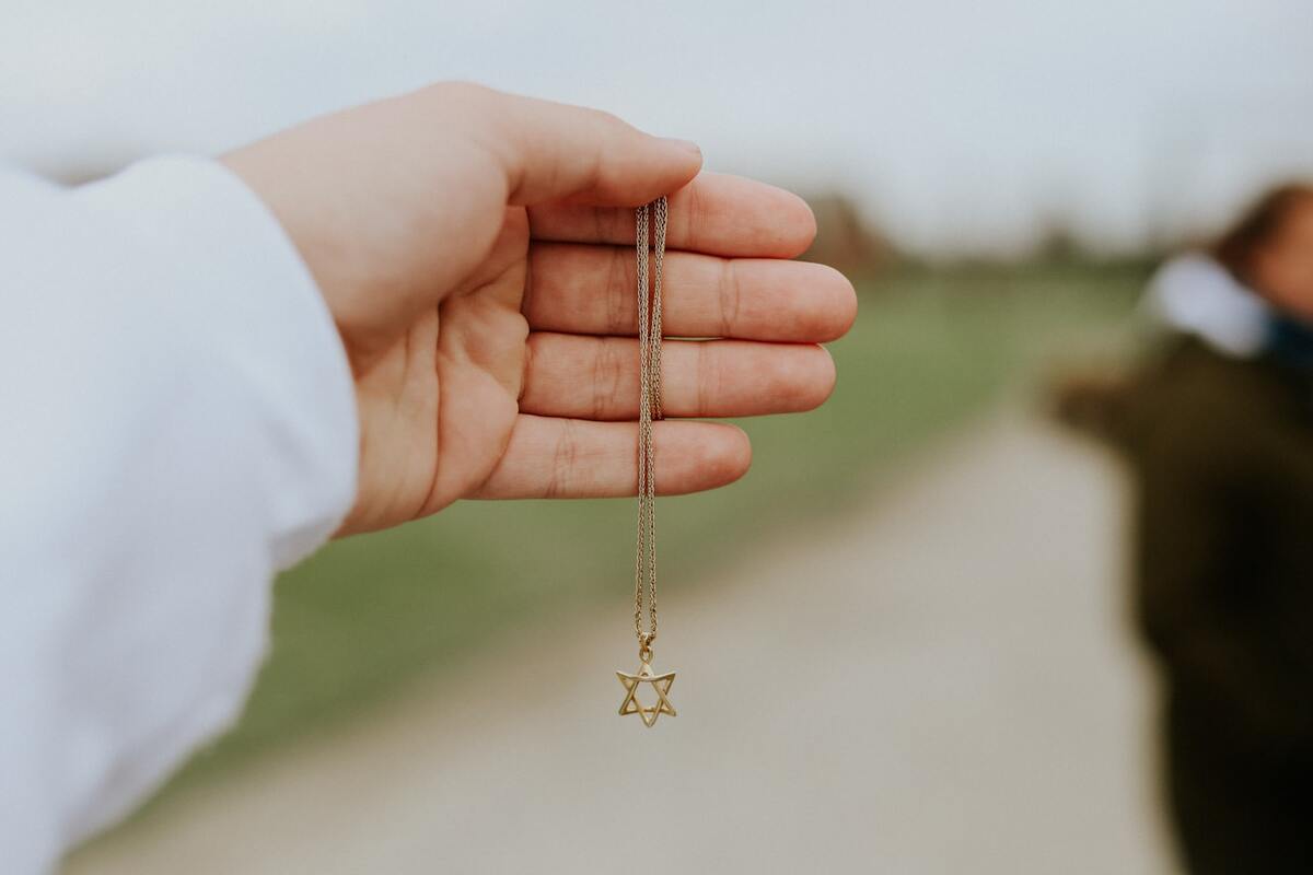 Кулон в виде звезды Давида. Фото: Benny Rotlevy / Unsplash.com Кулон в виде звезды Давида. Фото: Benny Rotlevy / Unsplash.com