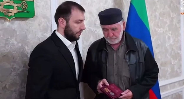 Вручение награды родным убитого в военной операции на Украине Магомеда Султанмурадова. 6 ноября 2025 г. Cкриншот видео администрации Хасавюрта Вручение награды родным убитого в военной операции на Украине Магомеда Султанмурадова. 6 ноября 2025 г. Cкриншот видео администрации Хасавюрта