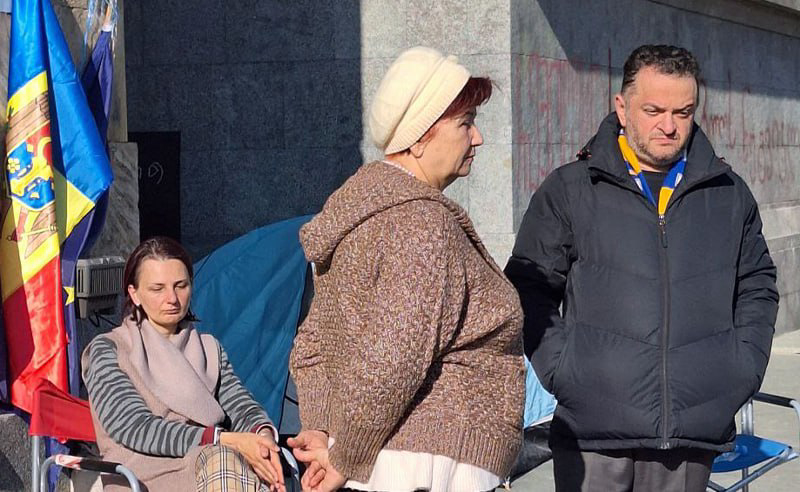Участники голодовки у парламента Грузии. 7 ноября 2025 г. Фото: https://tvpirveli.ge/ka/siaxleebi/sazogadoeba/114311-shimshilobis-me-11-dge-parlamenttan-rogoria-moshimshileebis-janmrtelobis-md Участники голодовки у парламента Грузии. 7 ноября 2025 г. Фото: https://tvpirveli.ge/ka/siaxleebi/sazogadoeba/114311-shimshilobis-me-11-dge-parlamenttan-rogoria-moshimshileebis-janmrtelobis-md