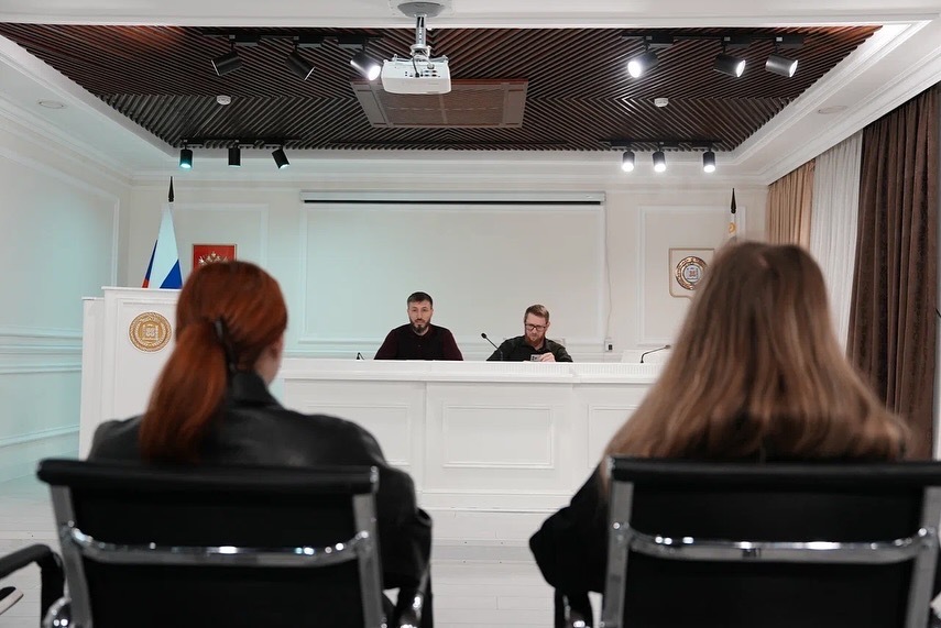 Беседа с блогершами. Фото: https://chechnyatoday.com/news/390928 Беседа с блогершами. Фото: https://chechnyatoday.com/news/390928