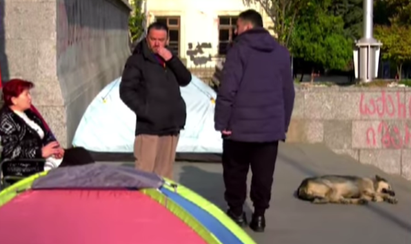 Участники голодовки у парламента Грузии. Стоп-кадр видео телекомпании "Пирвели" от 16.11.25, https://www.youtube.com/watch?v=GHNCoOLkCks&t=230s Участники голодовки у парламента Грузии. Стоп-кадр видео телекомпании "Пирвели" от 16.11.25, https://www.youtube.com/watch?v=GHNCoOLkCks&t=230s