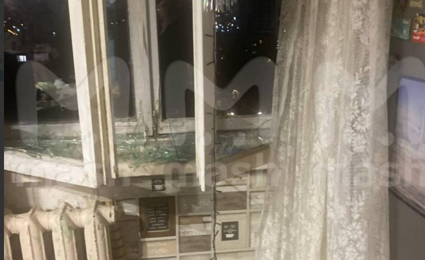Разбитые окна после атаки БПЛА в одной из волгоградских квартир. Скриншот фото Mash от 16.11.25, https://t.me/mash/69428. Разбитые окна после атаки БПЛА в одной из волгоградских квартир. Скриншот фото Mash от 16.11.25, https://t.me/mash/69428.