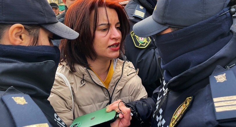 Полицейские препятствуют работе главреда Abzas Media Севиндж Вагифгызы на акции феминисток в Баку. 8 марта 2023 года. Фото Фаика Меджида для "Кавказского узла". Полицейские препятствуют работе главреда Abzas Media Севиндж Вагифгызы на акции феминисток в Баку. 8 марта 2023 года. Фото Фаика Меджида для "Кавказского узла".