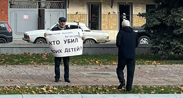 Муртазали Гасангусейнов в одиночном пикете. 18 ноября 2025 г. Фото: https://t.me/no_torture/3730 Муртазали Гасангусейнов в одиночном пикете. 18 ноября 2025 г. Фото: https://t.me/no_torture/3730