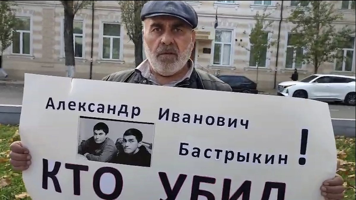 Муртазали Гасангусейнов на пикете в Махачкале. Кадр видео, предоставленного "Кавказскому узлу" самим Гасангусейновым. Муртазали Гасангусейнов на пикете в Махачкале. Кадр видео, предоставленного "Кавказскому узлу" самим Гасангусейновым.