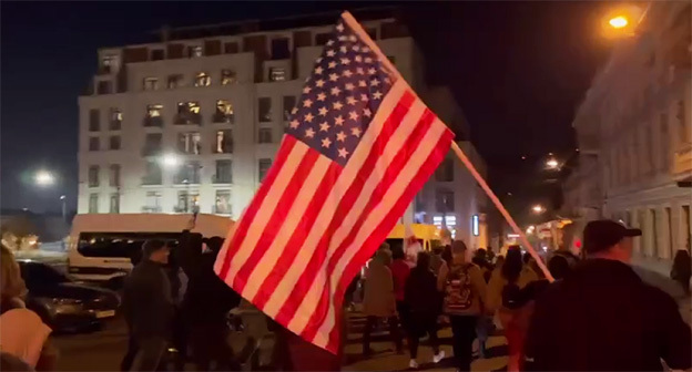 Акция протеста в Тбилиси. 18 ноября 2025 г. Скриншот видео https://t.me/Tbilisi_life/43477 Акция протеста в Тбилиси. 18 ноября 2025 г. Скриншот видео https://t.me/Tbilisi_life/43477