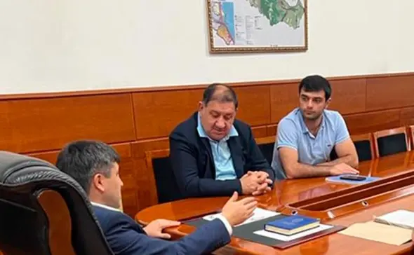 Муртузали Муртузалиев (в центре). Фото: Аппарат Народного Собрания Республики Дагестан Муртузали Муртузалиев (в центре). Фото: Аппарат Народного Собрания Республики Дагестан