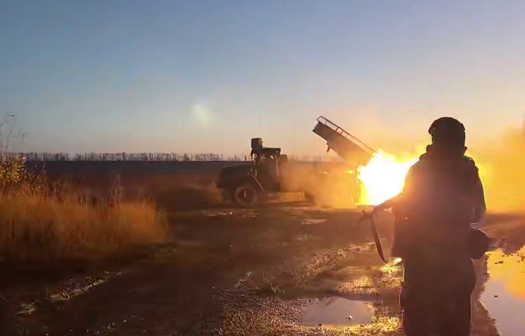Российский военный. Стоп-кадр видео Минобороны России от 20.11.25, https://t.me/mod_russia/58670. Российский военный. Стоп-кадр видео Минобороны России от 20.11.25, https://t.me/mod_russia/58670.