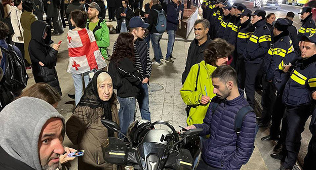 Участники акции протеста в Тбилиси. 20 ноября 2025 г. Фото: Lorena Beria/Netgazeti https://t.me/Tbilisi_life/43549 Участники акции протеста в Тбилиси. 20 ноября 2025 г. Фото: Lorena Beria/Netgazeti https://t.me/Tbilisi_life/43549