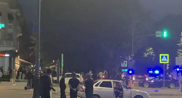 На месте нападения в Нальчике. 4 июля 2025 г. Скриншот видео https://ria.ru/20250704/nalchik-2027309341.html На месте нападения в Нальчике. 4 июля 2025 г. Скриншот видео https://ria.ru/20250704/nalchik-2027309341.html