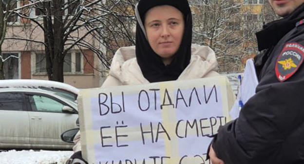 Лена Патяева в одиночном пикете. 25 ноября 2025 г. Фото: https://t.me/endoflaw/1762 Лена Патяева в одиночном пикете. 25 ноября 2025 г. Фото: https://t.me/endoflaw/1762